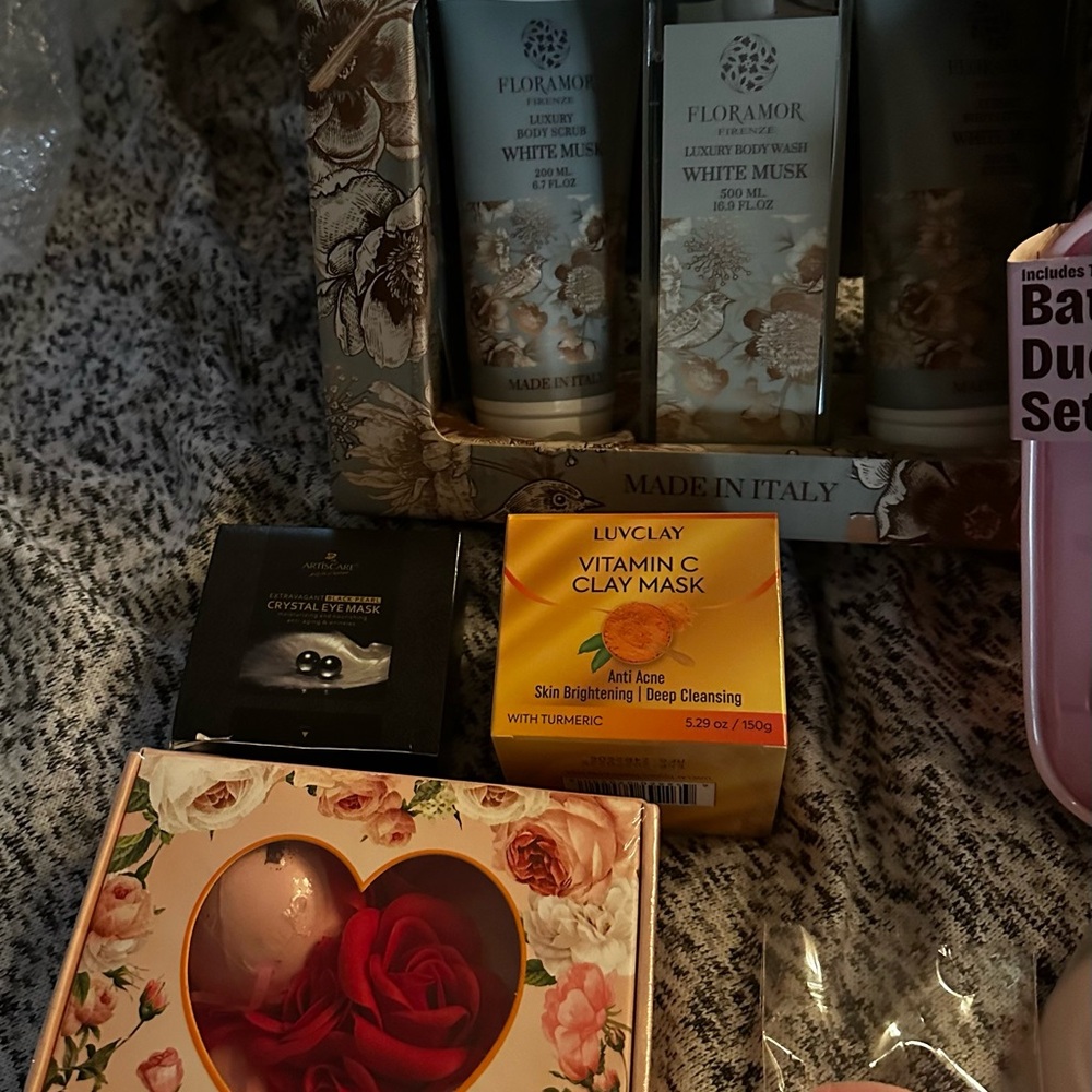 White Musk Gift Box Set and beauty bundle - Picture 7 of 9